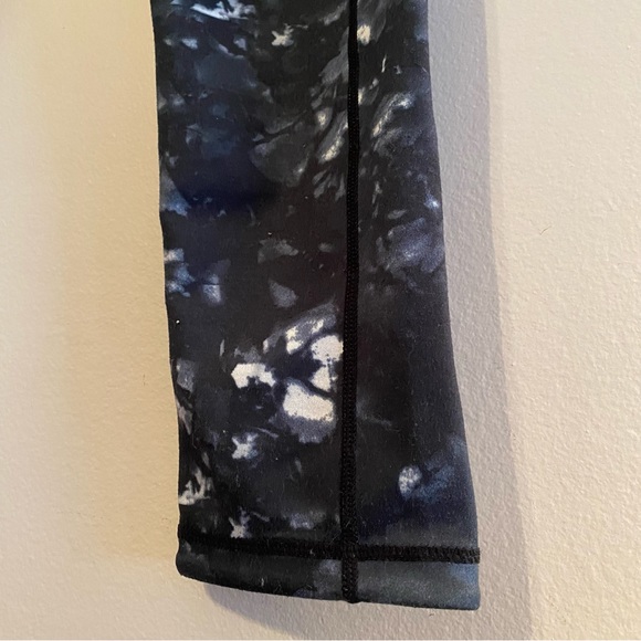 C’est Moi. Activewear Leggings. Reversible. Size Large. - Picture 3 of 6